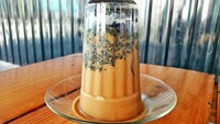 Jalan-jalan ke Aceh wajib coba kopi khop. Kopi disajikan dalam gelas terbalik beralas piring kecil. Cara meminumnya adalah dengan menyesap kopi keluar sedikit demi sedikit dari gelas ke permukaan piring. Slurpp! Foto: Instagram jerang_belanga07