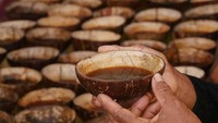 Di Bukittinggi, Sumatera Barat ada kopi kawa daun. Diseduh dari daun kopi, jenis kopi ini terlihat lebih mirip teh. Kopi kawa daun disajikan di batok kelapa sehingga aroma dan rasanya lebih harum. Foto: Instagram authenticminangkabau