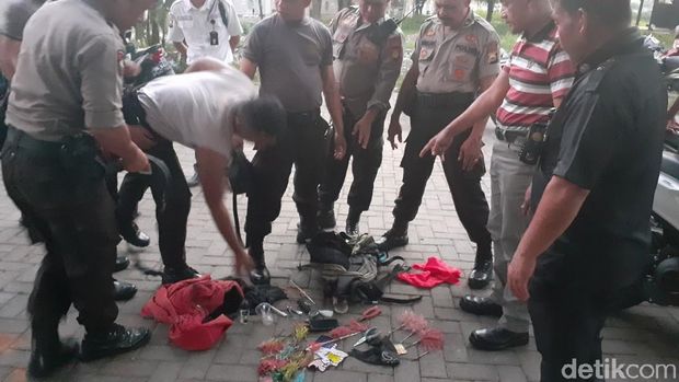 Sisir Lokasi Bentrok Mahasiswa UNM Makassar, Polisi Sita Samurai-Anak Panah