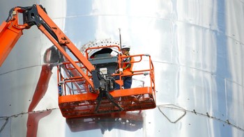 Ada apa di dalamnya? Cuma pekerja ini yang tahu. Foto: Darrell Etherington via Tech Crunch