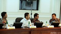 Menteri Pariwisata dan Ekonomi Kreatif Wishnutama hingga Menteri Kesehatan Terawan Agus Putranto nampak menghadiri rapat tersebut.