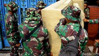 Sejumlah personel TNI melakukan pengosongan rumah di rumah dinas Kodam di Cijantung, Jakarta.