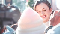 Jalan-jalan ke Jepang, tak lupa Kimberly membeli permen kapas aneka warna yang cantik dan Instagrammable. Foto: Instagram @kimbrlyryder
