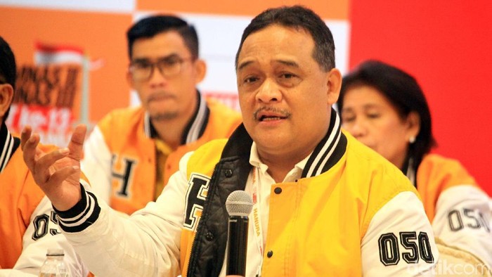 Ketua Panitia Rapimnas Partai Hanura Benny Ramdhani memberikan keterangan pers terkait hasil Rapimnas di Hotel Sultan, Jalan Gatot Subroto, Jakarta, Kamis (21/11/2019). Rampimnas yang telah ditutup menghasilkan sejumlah kesepakatan partai. Salah satu hasilnya adalah memajukan agenda musyawarah nasional (munas) Hanura ke Desember 2019.