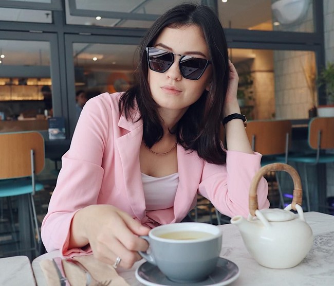 Punya wajah cenderung bule, ternyata Kimberly Ryder juga memiliki darah keturunan Bugis. Kimberly diketahui memiliki darah campurann Bugis, Minang, dan Inggris dalam dirinya. Darah Minang dan Bugis diperoleh Kimberly dari sang bunda. Foto: Instagram @kimbrlyryder