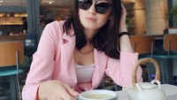 Cantiknya ibu muda yang satu ini! Pakai blazer pink dan kaca mata hitam, Kimberly pasang pose imut saat menimakti secangkir teh hangat. Foto: Instagram @kimbrlyryder