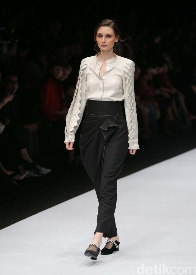 Desainer Jeffry Tan mempersembahkan koleksi terbarunya dalam tema Borderless di ajang Jakarta Fashion Week 2020, Senayan City, Jakarta. Senin [28/10/2019]. Foto: Rachman Haryanto/detikcom