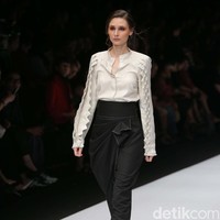 Desainer Jeffry Tan mempersembahkan koleksi terbarunya dalam tema Borderless di ajang Jakarta Fashion Week 2020, Senayan City, Jakarta. Senin [28/10/2019]. Foto: Rachman Haryanto/detikcom