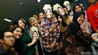 Diakhir acara, Risma juga sempat berfoto bersama kru dan tim detikcom. Selamat ulang tahun Bu Risma! Sehat dan sukses selalu.