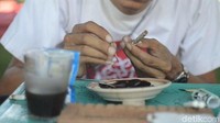 Terakhir ada kopi lelet dari Rembang yang rasanya kental. Biji kopi disangrai dengan akar kayu jati sehingga lebih beraroma. Usai dinikmati, ampas kopi disisihkan dan ditambahkan sedikit susu. Adonan ini lalu digunakan untuk nglelet (ditempelkan) ke batang rokok. Foto: detikcom
