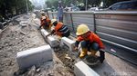 Potret Pekerja Percantik Trotoar Jalan Tomang Raya