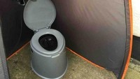 Toiletnya seperti bak kotoran untuk kucing. Begitu selesai dipakai, traveler tinggal membuangnya plastik berisi pasir anti baunya. (dok. airbnb)