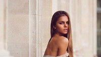 Gayanya saat liburan ke Paris. (viki_odintcova/Instagram)