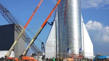Prototipe roket Starship Mk1 milik SpaceX meledak sebagian dalam pengujian yang dilakukan di Texas, Amerika Serikat. Ledakan ini menimbulkan asap menggumpal dan melontarkan kepingan komponen dari roket tersebut. Foto: Darrell Etherington via Tech Crunch