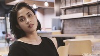 Banyak yang menyebut Aghniny memiliki wajah yang galak dan sombong.