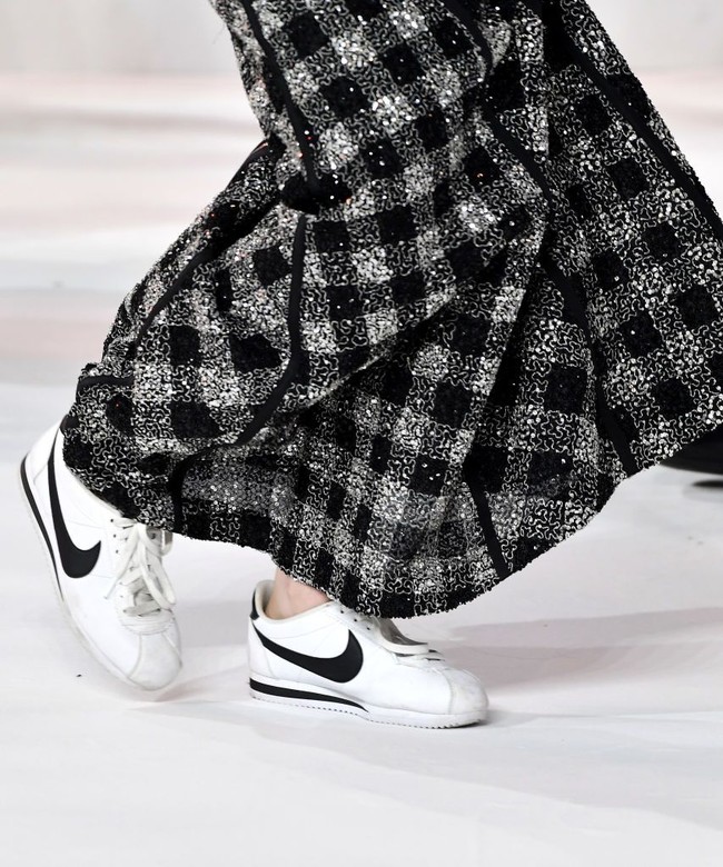 Dari penampakannya, sneakers tersebut bermerek Nike edisi Cortez Basic Leather. Kristen lalu mengganti sneakers seharga Rp 1,1 juta ini dengan sandal heels untuk sesi pemotretan. Walau hanya sneakers-nya hanya dipakai sebentar, penampilan tersebut cukup untuk membuktikan bahwa sneakers bisa menjadi opsi andalan untuk karpet merah. (Foto: Gareth Cattermole/Getty Images)