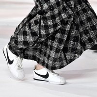 Dari penampakannya, sneakers tersebut bermerek Nike edisi Cortez Basic Leather. Kristen lalu mengganti sneakers seharga Rp 1,1 juta ini dengan sandal heels untuk sesi pemotretan. Walau hanya sneakers-nya hanya dipakai sebentar, penampilan tersebut cukup untuk membuktikan bahwa sneakers bisa menjadi opsi andalan untuk karpet merah. (Foto: Gareth Cattermole/Getty Images)