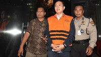 Tersangka kasus suap proyek Meikarta, eks Presiden Direktur Lippo Cikarang Bartholomeus Toto ditahan KPK. Ia nampak mengenakan rompi oranye khas lembaga antirasuah tersebut saat keluar dari gedung KPK, Jakarta, Rabu (20/11) malam kemarin.