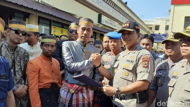 Massa Gelar Aksi di Polrestabes Makassar menuntut pengusutan tuntas kasus pembunuhan mahasiswa UMI Makassar, Kamis (21/11/2019)