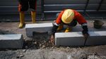 Potret Pekerja Percantik Trotoar Jalan Tomang Raya