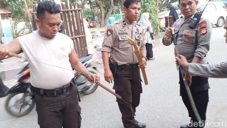 Sisir Lokasi Bentrok Mahasiswa UNM Makassar, Polisi Sita Samurai-Anak Panah Sisir Lokasi Bentrok Mahasiswa UNM Makassar, Polisi Sita Samurai-Anak Panah