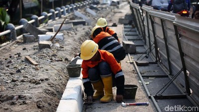 Potret Pekerja Percantik Trotoar Jalan Tomang Raya