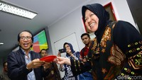 Potongan kue pertama diberikan Risma kepada Komisaris Transmedia Ishadi SK.