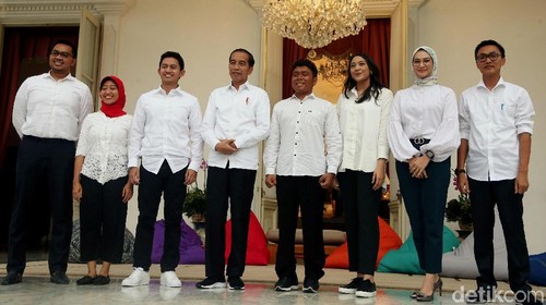 Presiden Joko Widodo mengenalkan 7 staf khusus baru dari kalangan milenial. Para anak muda itu diantaranya Putri Tanjung hingga Belva Devara.