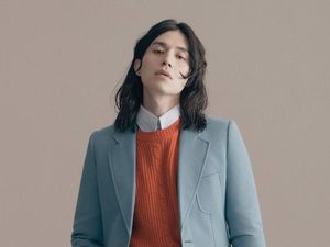 Imutnya Gaya Lee Dong Wook Jalani Pemotretan dengan Rambut Gondrong