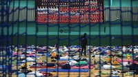 Namun, para demonstran tersebut memilih untuk bertahan di dalam kampus. Seperti dilansir Channel NewsAsia, Kamis (20/11), sejumlah demonstran membuat tanda SOS di lapangan terbuka supaya terlihat dari udara. Sejumlah demonstran yang masih bertahan tersebut adalah mahasiswa PolyU. Vincent Yu/AP Photo.