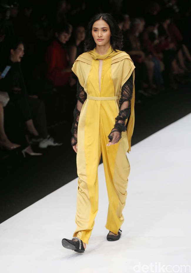 Desainer Jeffry Tan mempersembahkan koleksi terbarunya dalam tema Borderless di ajang Jakarta Fashion Week 2020, Senayan City, Jakarta. Senin [28/10/2019]. Foto: Rachman Haryanto/detikcom