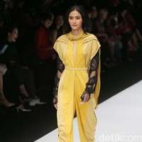 Desainer Jeffry Tan mempersembahkan koleksi terbarunya dalam tema Borderless di ajang Jakarta Fashion Week 2020, Senayan City, Jakarta. Senin [28/10/2019]. Foto: Rachman Haryanto/detikcom