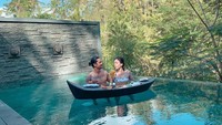 Liburan di Bali tak lengkap rasanya jika tak menikmati floating breakfast yang sedang tren. Ditambah dengan pemandangan alam yang indah di belakang mereka. Foto: Instagram @kimbrlyryder