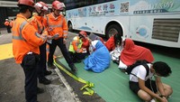 Upaya tersebut tak sepenuhnya berhasil. Para demonstran yang mencoba melewati penjagaan polisi ada pula yang berujung pada pemukulan sebelum akhirnya ditangkap. Achmad Ibrahim/AP Photo.