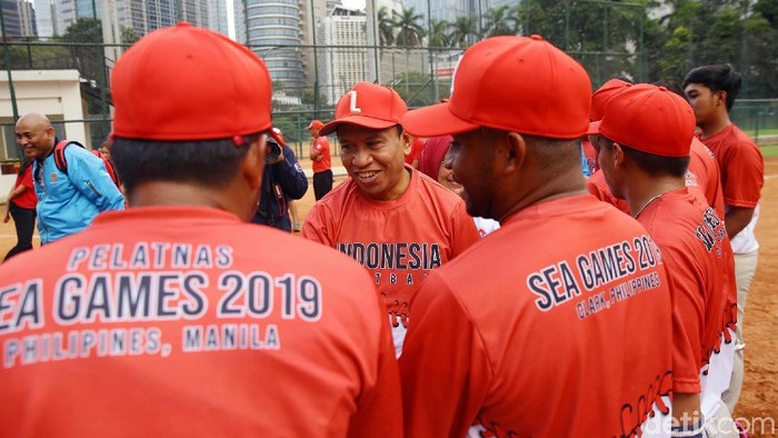 Menpora Zainudin Amali mengunjungi pelatnas softball di Kompleks Gelora Bung Karno. Pelatnas softball tengah mempersiapkan diri menghadapi SEA Games 2019 Filipina.