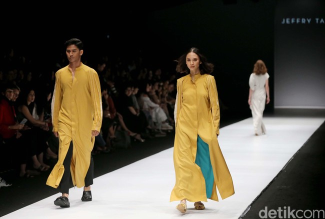 Desainer Jeffry Tan mempersembahkan koleksi terbarunya dalam tema Borderless di ajang Jakarta Fashion Week 2020, Senayan City, Jakarta. Senin [28/10/2019]. Foto: Rachman Haryanto/detikcom