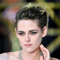 Ia lalu menyempurnakan gayanya dengan kalung bertumpuk serta riasan dengan statement berupa smokey-eye. Rambut pendeknya ditata dengan gaya spike yang mempertegas aura maskulin sang aktris. (Foto: Gareth Cattermole/Getty Images)