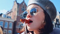 Berlibur sambil jalan-jalan melihat pemandangan indah, tak lupa Kimberly pasang fotonya saat jajan kue dengan gayanya yang keren. Foto: Instagram @kimbrlyryder