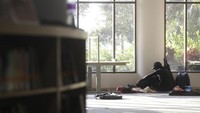 Para demonstran yang masih bertahan di kampus tersebut bersembunyi dan hidup terpisah-pisah untuk berjaga-jaga dan mengawasi pergerakan polisi. Achmad Ibrahim/AP Photo.