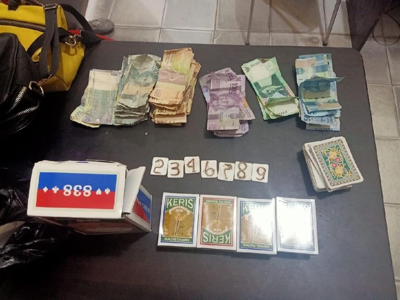 Polisi Gerebek Judi di Palu, Oknum TNI dan PNS Diamankan Polisi Gerebek Judi di Palu, Oknum TNI dan PNS Diamankan