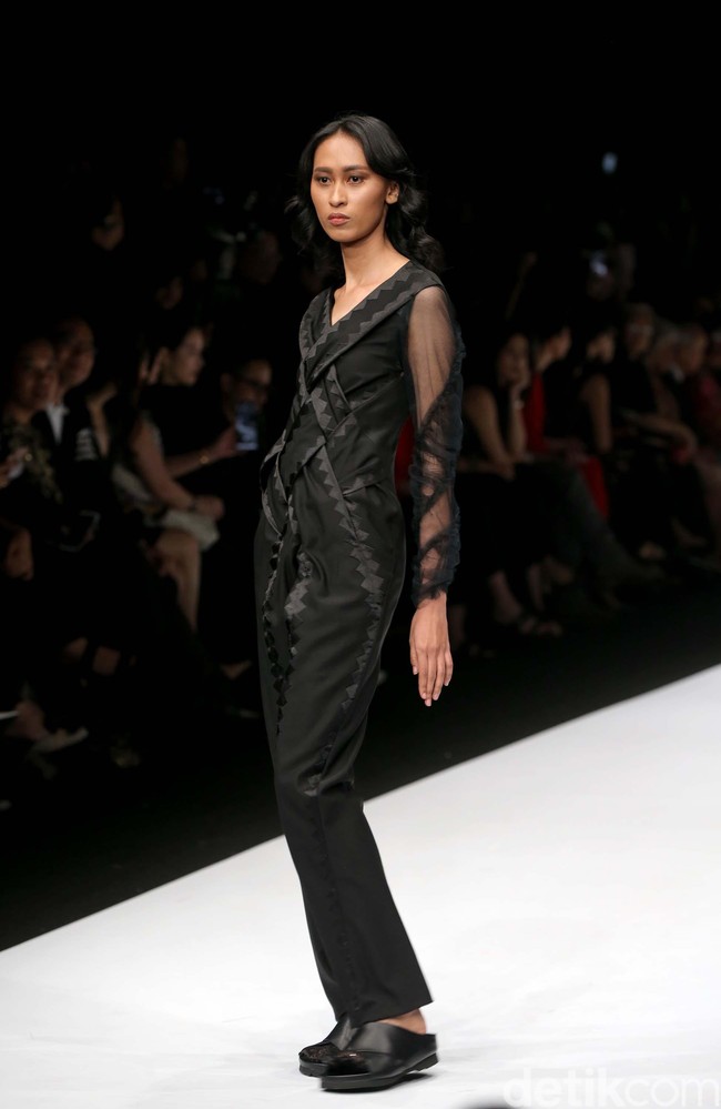 Desainer Jeffry Tan mempersembahkan koleksi terbarunya dalam tema Borderless di ajang Jakarta Fashion Week 2020, Senayan City, Jakarta. Senin [28/10/2019]. Foto: Rachman Haryanto/detikcom