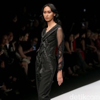 Desainer Jeffry Tan mempersembahkan koleksi terbarunya dalam tema Borderless di ajang Jakarta Fashion Week 2020, Senayan City, Jakarta. Senin [28/10/2019]. Foto: Rachman Haryanto/detikcom