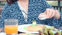 Berlibur ke Bali, Kimberly pilih sarapan dengan pancake, salad, hingga jus jeruk yang dingin menyengarkan. Foto: Instagram @kimbrlyryder