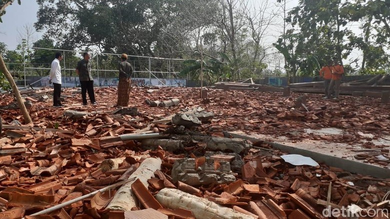 Ahli Bangunan Dilibatkan Selidiki Aula SMKN 1 Miri Sragen yang Roboh Ahli Bangunan Dilibatkan Selidiki Aula SMKN 1 Miri Sragen yang Roboh