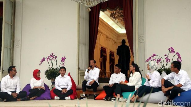 Presiden Jokowi saat mengenalkan 7 stafsus milenial.