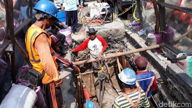 Proses pemotongan pipa jaringan transmisi air bersih PDAM Surakarta di Purwosari.