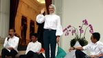 Momen Jokowi Kenalkan 7 Staf Khusus Baru dari Kalangan Milenial