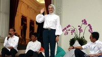 Selain itu ada pula Angkie Yudistia (32) yang merupakan pendiri Thisable Enterprise dalam jajaran staf khusus Jokowi dari kalangan milenial.