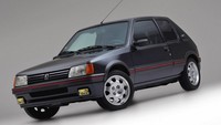 Peugeot 205 GTI bonusnya. Modelnya beda dari 8 model mobil antipeluru sebelumnya kan? Jadul dan jauh dari kesan futuristik. Mobil jadul ini dimodifikasi oleh jutawan asal Prancis Bernard Arnault. Aslinya adalah mobil keluaran tahun 1980. Mobil yang bobot asalnya 910 kg ditambah fitur antipeluru seberat 500 kg jadi bobotnya membengkak. Beberapa waktu lalu mobil dijual di pasaran dengan harga £32.000. Foto: BBC