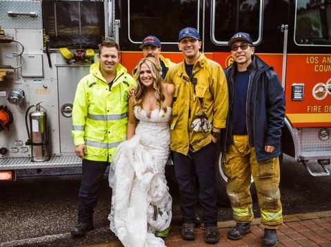 Terjebak Macet, Pengantin Wanita Ini Naik Mobil Damkar ke Tempat Nikah